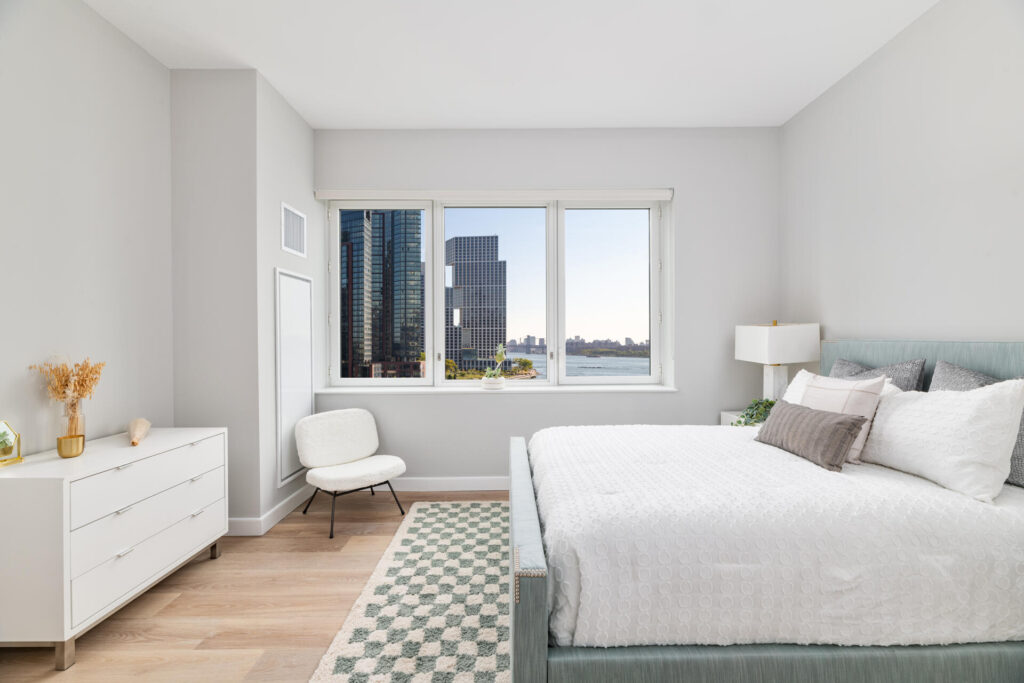 2-bedroom with washer/dryer in Hunter’s Point South