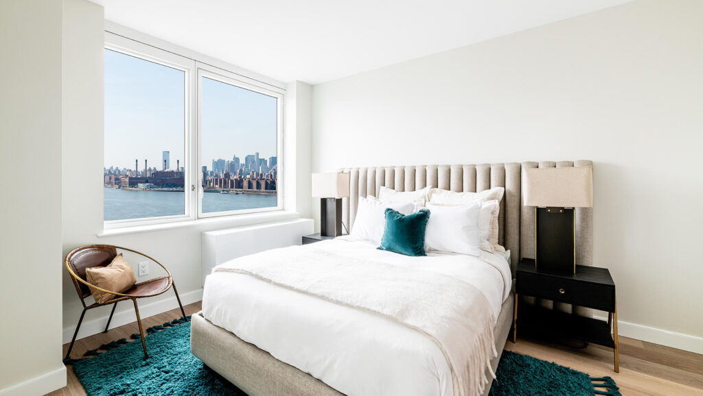 Corner 1-bedroom with open kitchen in Hunter’s Point South