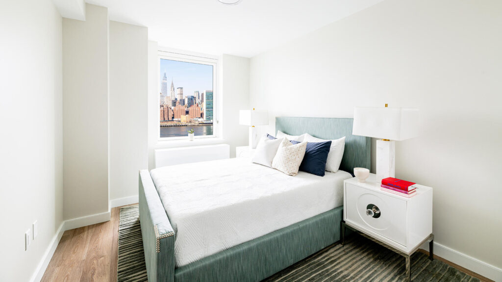 Corner 2-bedroom with washer/dryer in Hunter’s Point South